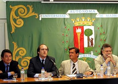 De izquierda a derecha, Juan Bolás, Ángel Gabilondo, Juan Fernando López Aguilar y Joaquín Estefanía durante la inauguración del XII curso de Periodismo Jurídico, en Miraflores de la Sierra (Madrid).