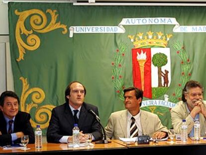 De izquierda a derecha, Juan Bolás, Ángel Gabilondo, Juan Fernando López Aguilar y Joaquín Estefanía durante la inauguración del XII curso de Periodismo Jurídico, en Miraflores de la Sierra (Madrid).