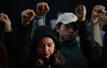 Asistentes a la velada levantaron los puños en exigencia por la aparición de la joven y los miles de desaparecidos en México. 