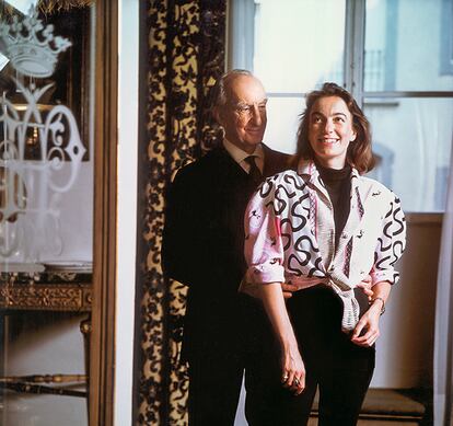 Emilio Pucci y su hija Laudomia en el Palazzo Pucci de Florencia, en 1986.