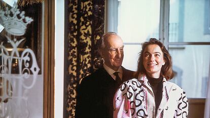 Emilio Pucci y su hija Laudomia en el Palazzo Pucci de Florencia, en 1986.