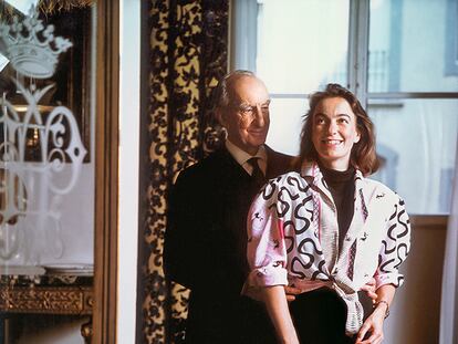 Emilio Pucci y su hija Laudomia en el Palazzo Pucci de Florencia, en 1986.