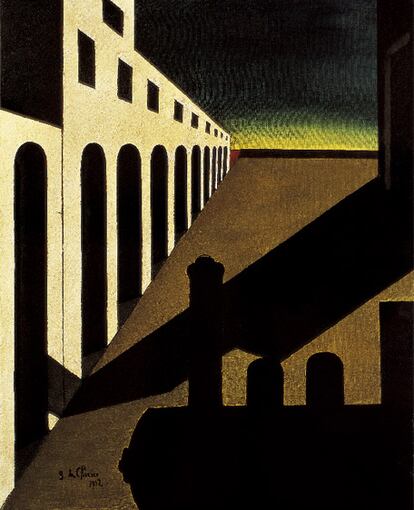 Autor: Giorgio de Chirico(1888-1978). Óleo; Museo de Arte Moderno y Contemporáneo de Trento y Rovereto. CON CUADROS como éste se comprende la fascinación que produjo De Chirico no sólo entre los primeros surrealistas, que luego le dieron airada e injustamente la espalda, sino en muchas otras corrientes de la vanguardia histórica del siglo XX. No se trata del misterio magnético que este artista sabía generar con sus plazas clasicistas despobladas, ni tampoco de su helada geometrización espacial con su profundidad aplanada, sino, sobre todo, de los intervalos de luz y sombra que se emancipan de cualquier lógica horaria y, por tanto, que se proyectan de una misma forma disparatadamente homogénea, logrando así poner en un mismo plano jerárquico el cuerpo y la sombra, que resulta poseer de esta manera la misma densidad física, la misma materialidad. Por lo demás, como ocurre casi siempre con este pintor "metafísico", apasionado lector de Schopenhauer, Nietzsche y Freud, la desolación umbría de sus vacantes espacios está repleta de rincones melancólicos, como sólo puede hacerlo quien lo construye todo a base de luces y sombras. Entre las consecuencias curiosas de la proyección sombría de De Chirico está la obsesión que demuestra por ella, desde un punto de vista existencial, un pintor tan diametralmente opuesto como Bacon, que pone en clave orgánica lo que aquél hacía en clave cristalina (Texto: Francisco Calvo Serraller).