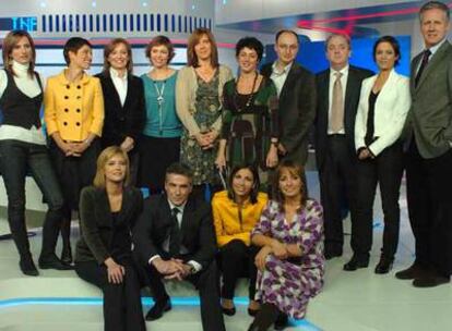 El director de TVE, Javier Pons, tercero a la derecha, entre Fran Llorente y Mara Torres.