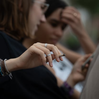 Varios jvenes fuman en las inmediaciones del colegio Pia Balmes, que la nueva normativa del Govern convertirn en espacio libre de humo, a 23 de septiembre de 2022, en Barcelona, Catalunya (Espa?a). La nueva normativa consiste en convertir terrazas, entradas y salidas de centros escolares y paradas de autobs, en espacios libres de humo. Adems, la medida responde al estancamiento en la bajada de personas fumadoras. Adems, la Generalitat tiene previsto ofrecer a partir de enero de 2023 sustitutivos gratuitos de nicotina a las personas con rentas inferiores a 18.000 euros que quieran dejar de fumar.

David Zorraquino / Europa Press
23 SEPTIEMBRE 2022;TABACO;HUMO;SALUD P?BLICA;ESPACIO SIN HUMOS;CIUDAD;CALLE;FUMADORES;JOVEN;