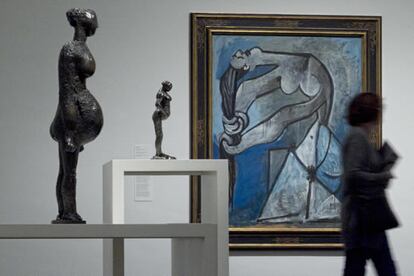La exposición examina a Degas a través de los ojos de Picasso y el modo en que la respuesta del artista español evoluciona con el paso del tiempo, "de la emulación a la confrontación y de la parodia al homenaje", ha subrayado el especialista en Degas, Richard Kendall. En la imagen, al fondo, <i>Desnudo peinandose</i>, de Picasso, en medio <i>Mujer en cinta</i> de Degas y a la izquierda <i>Mujer en cinta</i> de Picasso.