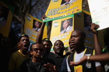 Miembros de la liga ANC felicitan a Nelson Mandela en su 95 cumpleaños, 17 de julio de 2013. Millones de sudafricanos se preparan para celebrar hoy el Día Internacional de Nelson Mandela, que coincide con el cumpleaños del antiguo estadista.