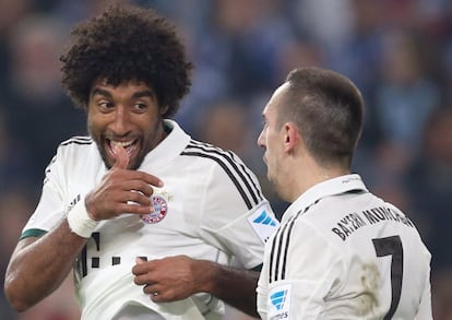 Ribéry celebra un gol del Bayern con Dante.