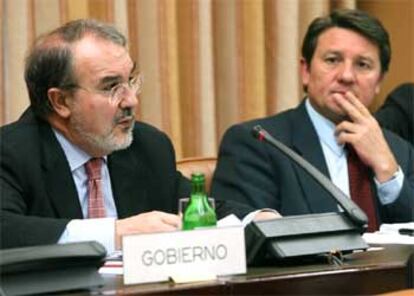 El ministro de Economía interviene en la comisión de Hacienda del Congreso en presencia de su presidente, Antonio Gutiérrez.