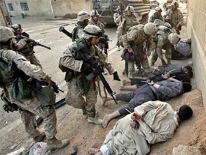 <i>Marines </i> de la V División detienen a varios hombres en el centro de la ciudad iraquí de Faluya en noviembre de 2004.
