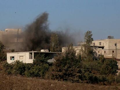 Humo tras disparos de artiller&iacute;a este jueves en Jubata al-Khashab (Siria).