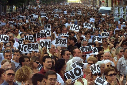 Masiva manifestación contra ETA y por el Estatuto y la Constitución, celebrada en San Sebastián en el año 2000, convocada por el colectivo "Basta ya".