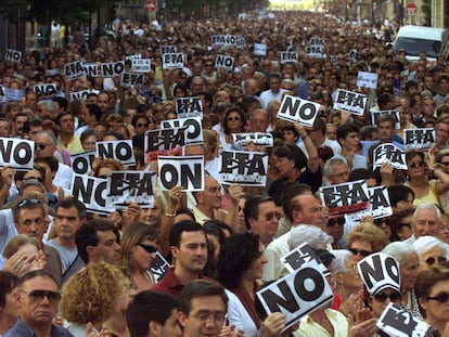 Masiva manifestación contra ETA y por el Estatuto y la Constitución, celebrada en San Sebastián en el año 2000, convocada por el colectivo "Basta ya".