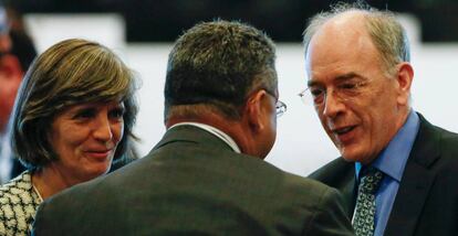 Carla Lacerda, presidenta de ExxonMobil Brasil y elCEO de Petrobras, Pedro Parente, en la subasta de derechos de exploración de petróleo del miércoles.