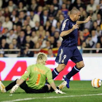 Cañizares comete penalti sobre Ronaldo, al que después el portero del Valencia le pararía la falta máxima.