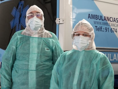 Eduardo Aragonés y Agnes Lipska, gestores de ambulancias Transamed, el domingo en su nave de Las Navas del Marqués (Ávila).