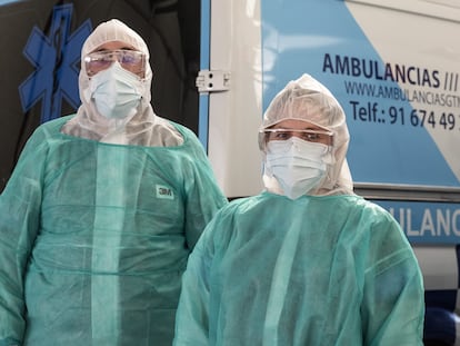 Eduardo Aragonés y Agnes Lipska, gestores de ambulancias Transamed, el domingo en su nave de Las Navas del Marqués (Ávila).