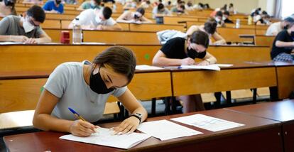 Un grupo de estudiantes presenta un exámen para la Selectividad.