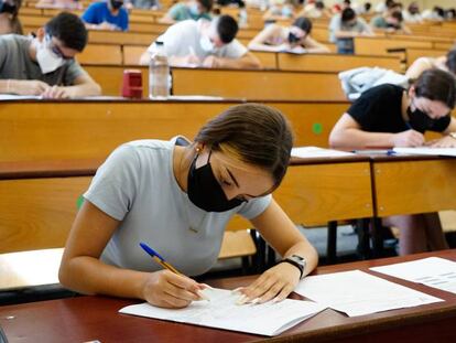 Un grupo de estudiantes presenta un exámen para la Selectividad. 