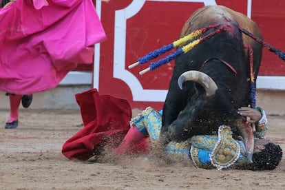 Ivan Fandi&ntilde;o, arrollado por su segundo toro.