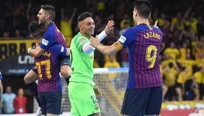 Los jugadores del Barça celebran el título.