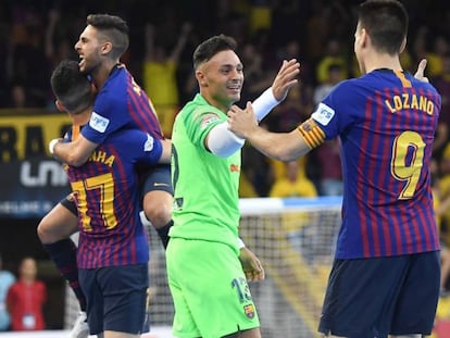 Los jugadores del Barça celebran el título.