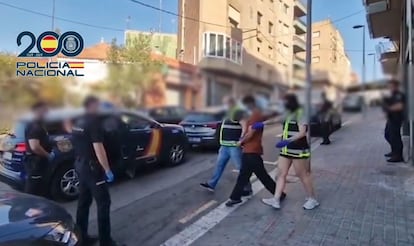 Agentes de la Policía Nacional trasladan al presunto yihadista detenido el martes en Badalona (Barcelona), en una imagen del video difundido por el Ministerio del Interior.
