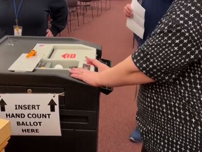 Una trabajadora ingresa boletas electorales de prueba en Derry, New Hampshire, el 17 de enero 2024.
