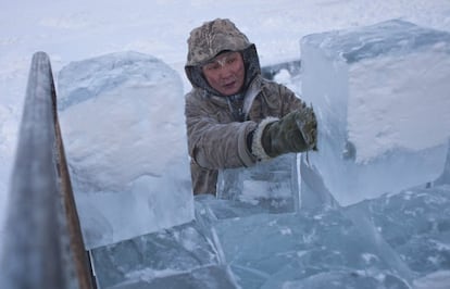 Ruslan, de 35 años, carga bloques de hielo en un camión a las afueras de Yakutsk, en el valle de Oymyakon. Las temperaturas más bajas fueron registradas en 1933 y llegaron a alcanzar los -67.8ºC. Los veranos pueden llegar a tener un clima templado.