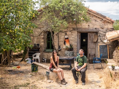 Lalo Aracil y Andrea Martín, dos de los jóvenes que han repoblado el pueblo abandonado de Fraguas, en Guadalajara.