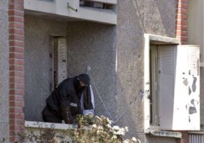 Un policía investiga en la terraza del apartamento de Mohamed Merah.