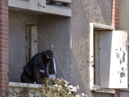 Un policía investiga en la terraza del apartamento de Mohamed Merah.