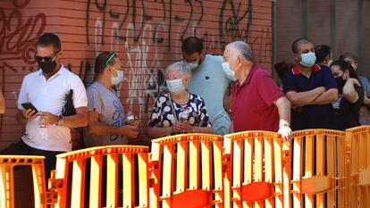 Usuarios esperan para hacerse la prueba PCR en Terrassa.