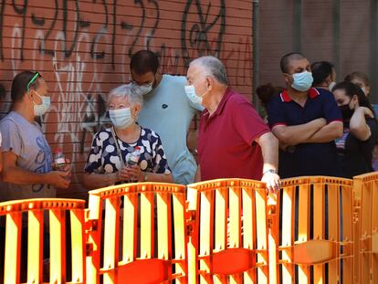 Usuarios esperan para hacerse la prueba PCR en Terrassa.