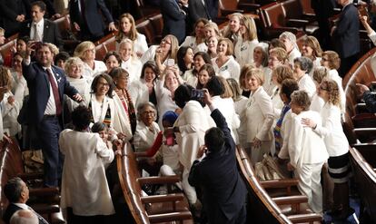 En una noche cargada de símbolos, las representantes demócratas, presentes en números récord en la historia del Capitolio, vestían de blanco en homenaje a las sufragistas estadounidenses.