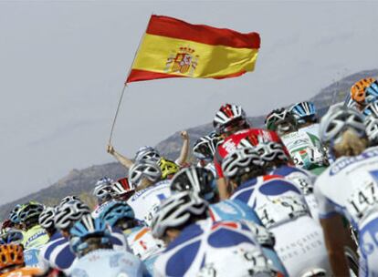 Un aficionado con una bandera española anima a los ciclistas en la etapa de ayer.