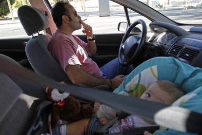El proyecto de ley del Gobierno vasco prohíbe fumar en un coche con niños. Solo Reino Unido lo regula.