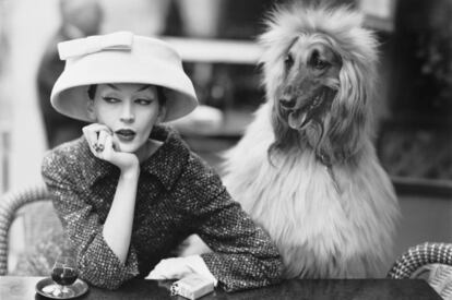 Dorothy Virginia Margaret Juba, m&aacute;s conocida como &#039;Dovima&#039;, retratada por Richard Avedon en Par&iacute;s en 1955 con un traje de Crist&oacute;bal Balenciaga.