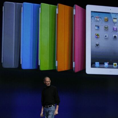 Steve Jobs presenta la funda del iPad 2 que comercializará Apple.