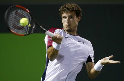 Pablo Carreñoo devuelve una bola en la semifinal contra Alexander Zverev.