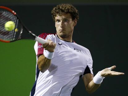 Pablo Carreñoo devuelve una bola en la semifinal contra Alexander Zverev.