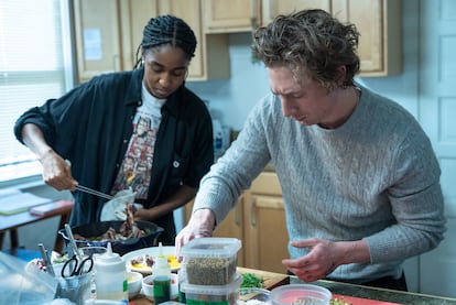 Ayo Ebebiri y Jeremy Allen White, en la segunda temporada de 'The Bear'.