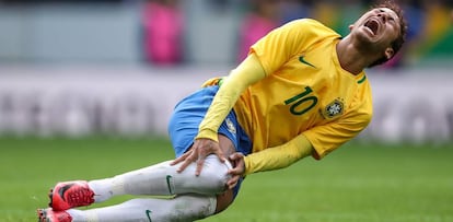 Neymar se queja de una patada ante Japón.