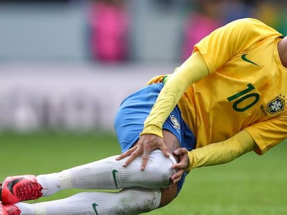 Neymar se queja de una patada ante Jap&oacute;n.