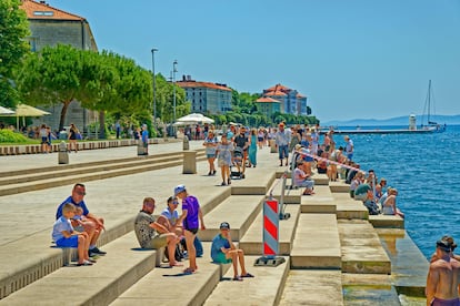 Turistas sentados en la instalación 'Órgano de mar', en Zadar, Croacia. 