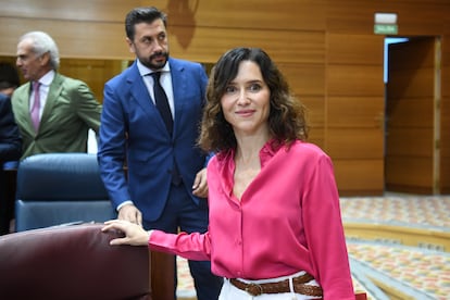 El portavoz del PP en la Asamblea, Carlos Díaz-Pache y la presidenta de la Comunidad de Madrid, Isabel Díaz Ayuso, este jueves en la Asamblea.
