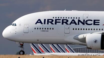 Un avión de Air France, en el aeropuerto parisino Charles de Gaulle, en 2020.