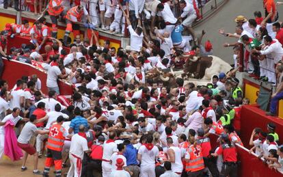 Momento en el cual los toros de Fuente Ymbro llegan al tapón humano que se formo, en la entrada al coso taurino de Pamplona.