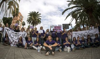 Juan Marrero posa junto a los concentrados ayer por su hermana.