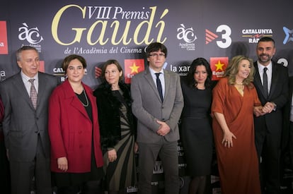 Los pol&iacute;ticos, con el presidente Puigdemont en el centro, no se escaparon del &#039;photo call&#039;